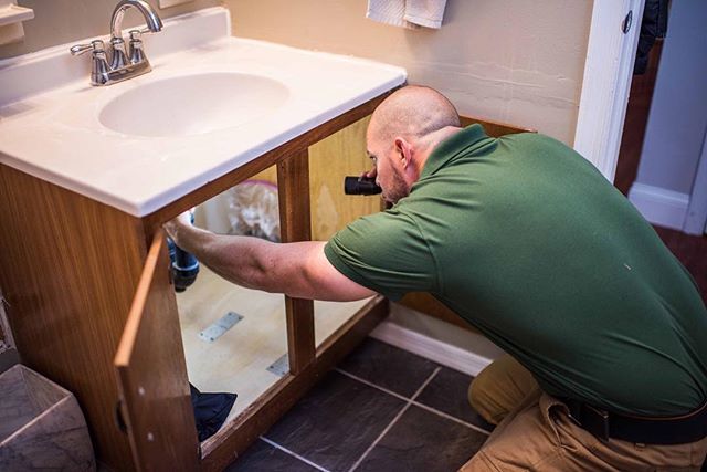 Pro Tip to SAVE MONEY 💰 Over 50% of the leaks I find underneath bathroom sinks are from the pop up valve.⠀
⠀
Generally found near the back of the drain line, all it usually needs is to be tightened.⠀
⠀
The great news? No need to hire out a plumber! 