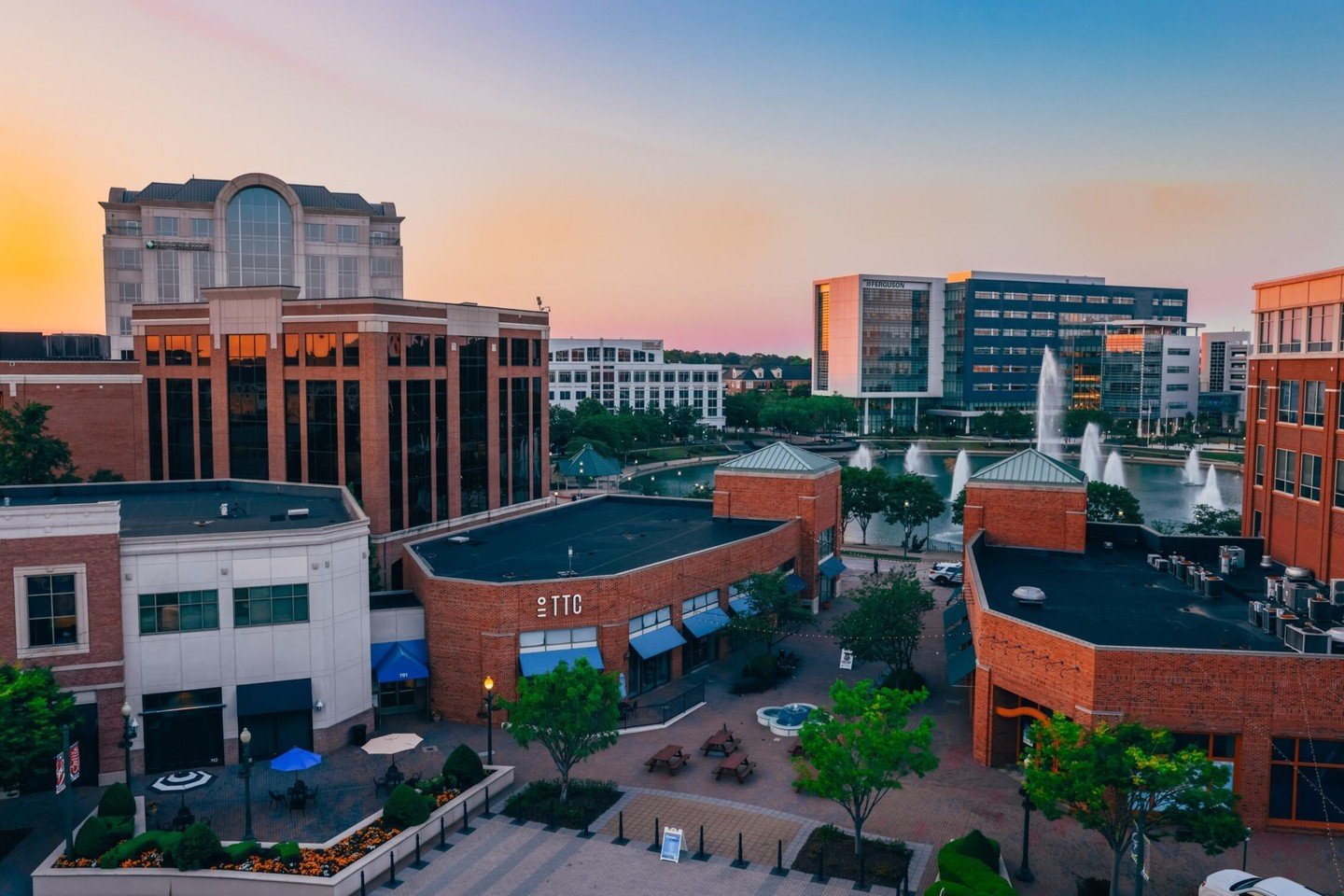 Doesn't Newport News look even more stunning with a sunset as the backdrop? 📍City Center. 🌇✨ 
Have beautiful photos of Newport News? Tag us! We'll feature your photos on our social media (with credit given to the photographer) 📸

#SunsetSunday #Ne