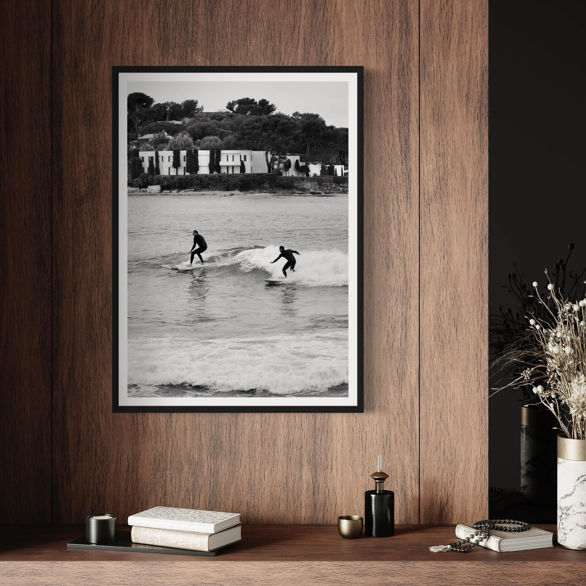 Surfers x Aujourd&rsquo;hui.

Now available in all of the usual sizes. Head over to the website for more information - #linkinbio

#surfing #capdantibes #juanlespins #art #artwork #surf #architecture #waves #ocean #sea #superyacht #cotedazur #frenchr