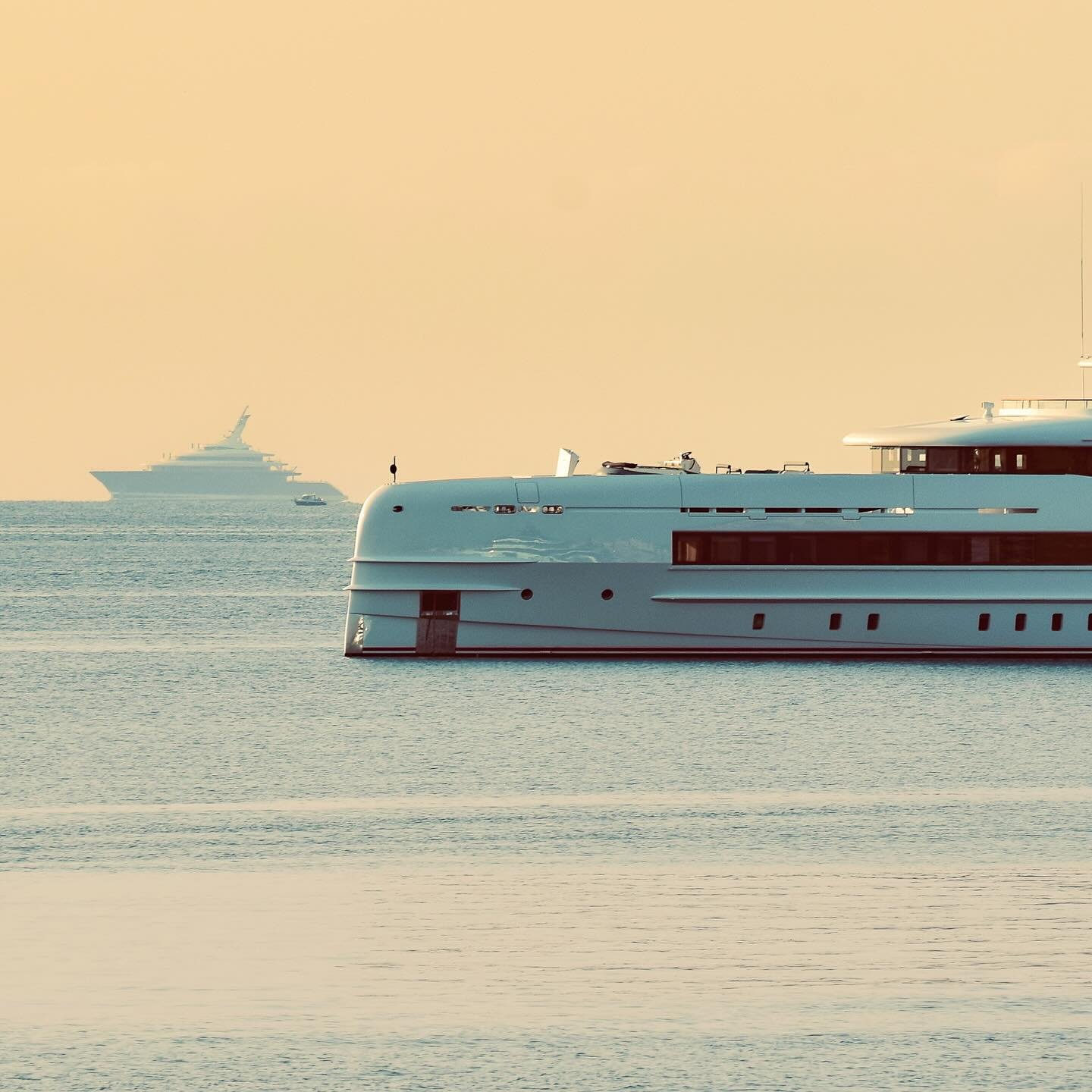 Breakthrough x Bijin.

23 June 2025 / Motor Yachts Breakthrough(118.8m) by @feadship &amp; Bijin(49.9m) by @heesenyachts 

#breakthrough #bijin #sunrise #morning #superyacht #yacht #antibes #juanlespins #cotedazur #sun #photography #design #ocean #se