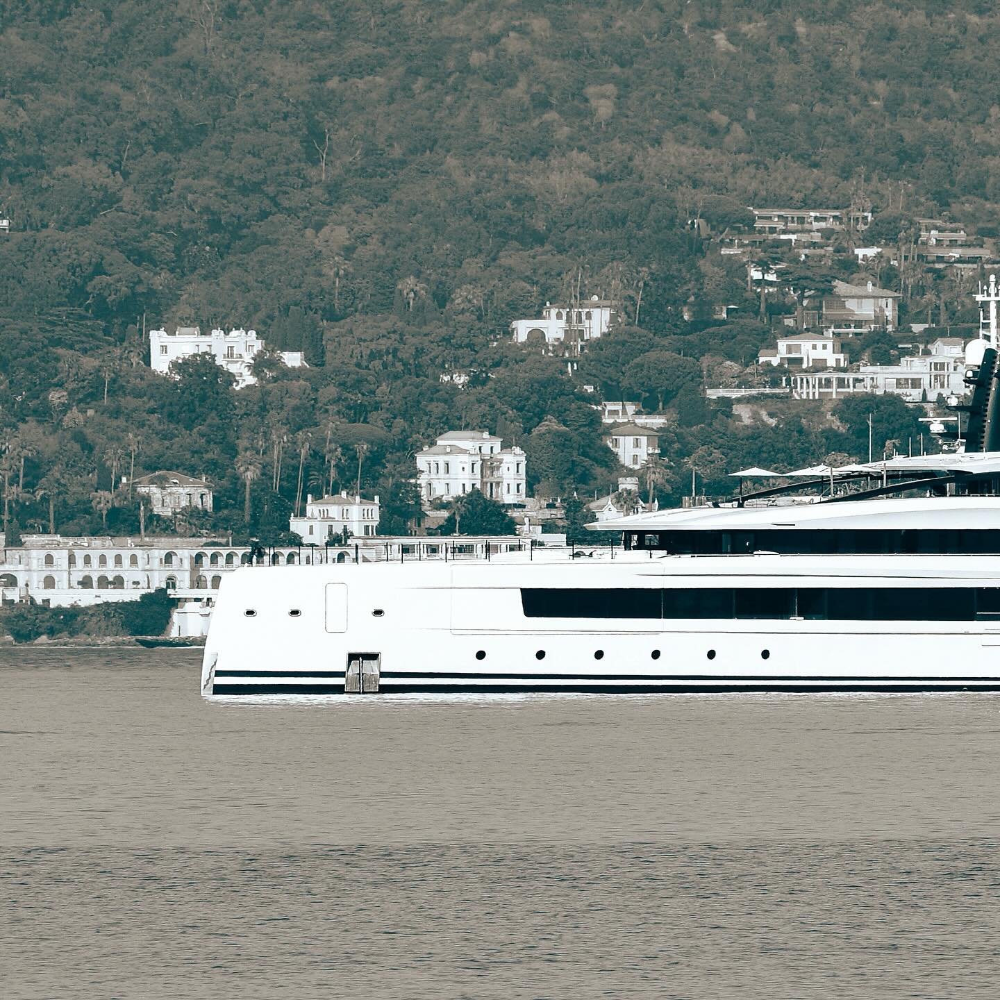 Haven + Tenders.

30 June 2025 / Motor Yacht Haven(82m) by @luerssenyachts 

#haven #sunrise #sunset #blackandwhite #beach #superyacht #yacht #antibes #juanlespins #cotedazur #sun #photography #design #ocean #sea #luxury #luxurylifestyle #photo #phot