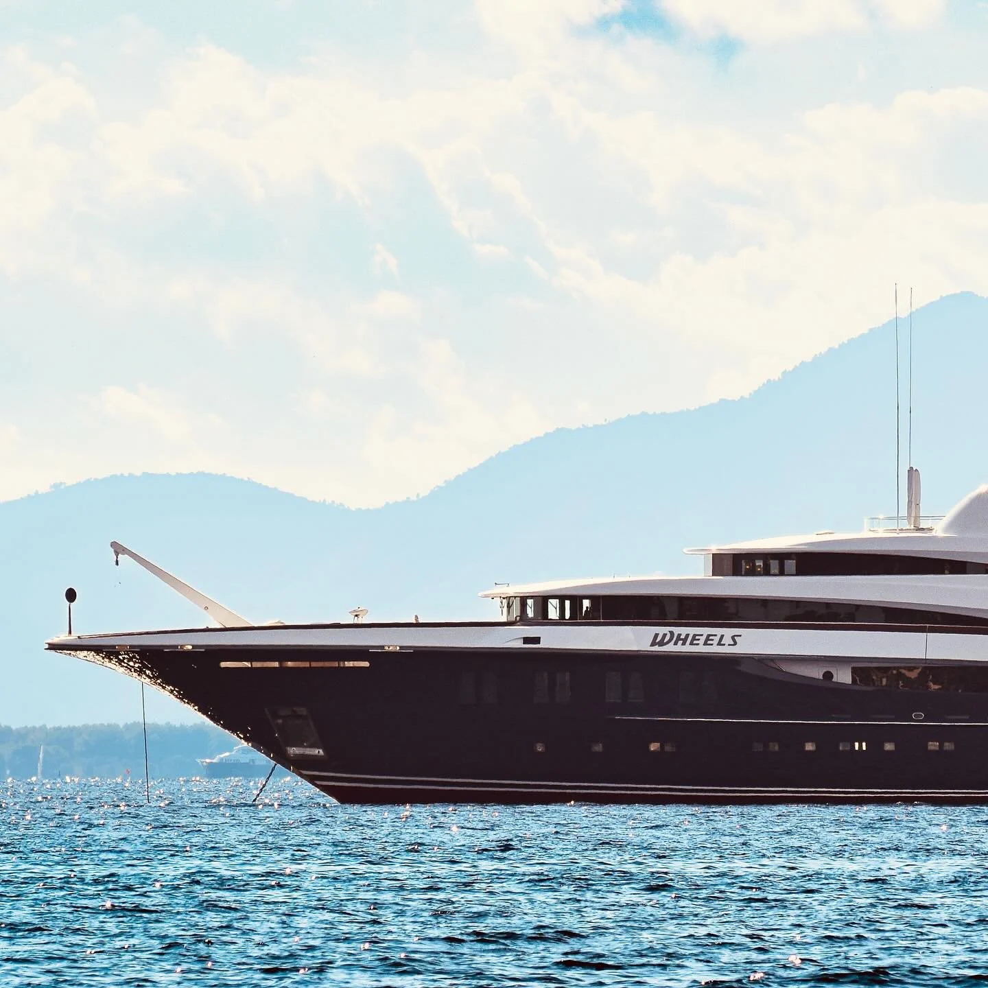 Wheels x Massif de l&rsquo;Esterel.

30 September 2025 / Motor Yacht Wheels(75.5m) by @oceancoyacht 

#wheels #sunrise #sunset #beach #superyacht #yacht #antibes #juanlespins #cotedazur #sun #photography #design #ocean #sea #luxury #luxurylifestyle #