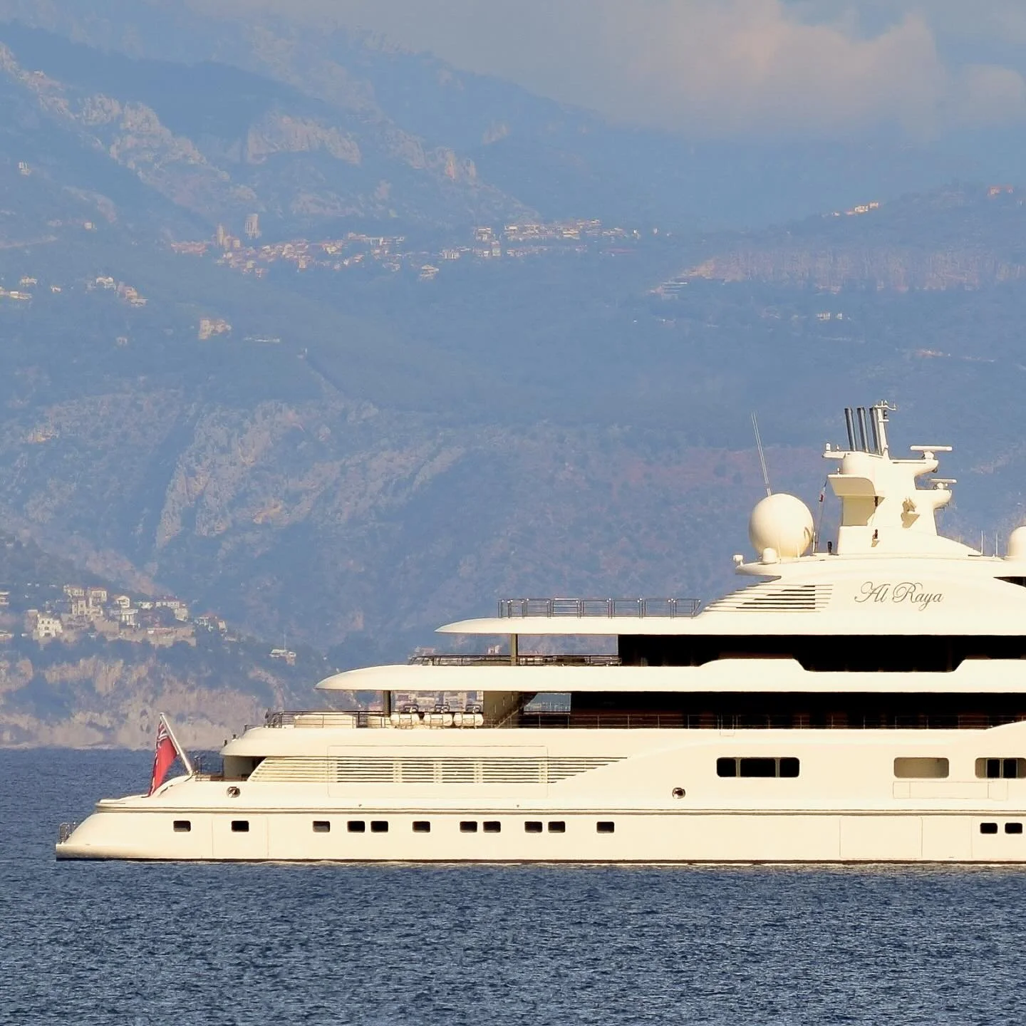 Al Raya x T&ecirc;te de Chien.

30 September 2025 / Motor Yacht Al Raya(110m) by @luerssenyachts 

#alraya #monaco #royal #king #bahrain #sunrise #sunset #beach #superyacht #yacht #antibes #juanlespins #cotedazur #sun #photography #design #ocean #sea