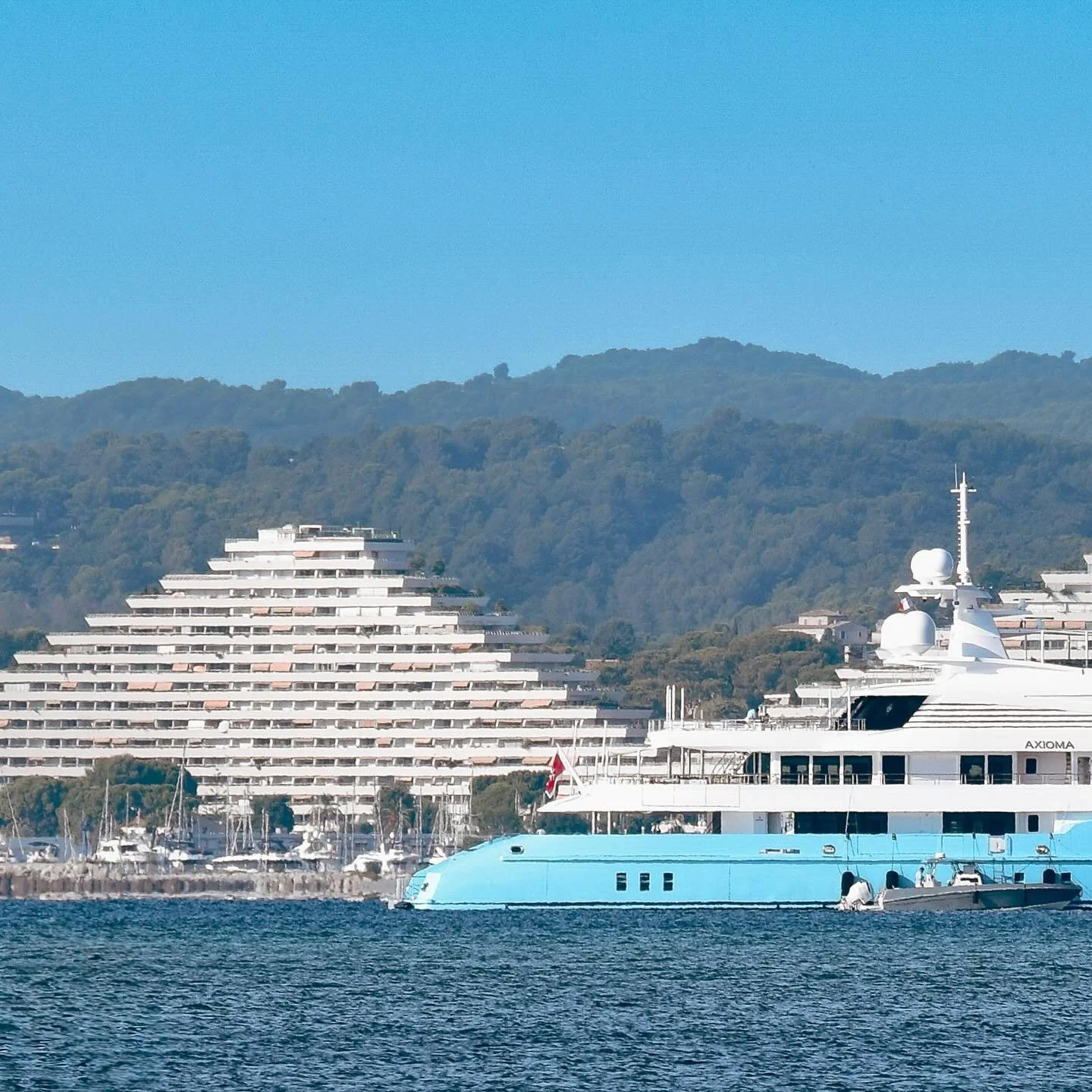 Axioma x Marina Baie des Anges.

01 October 2025 / Motor Yacht Axioma(72m) by @dunyayachts 

#axioma #architecture #marinabaiedesanges #sunrise #sunset #antibes #beach #superyacht #yacht #juanlespins #cotedazur #sun #photography #design #ocean #sea #