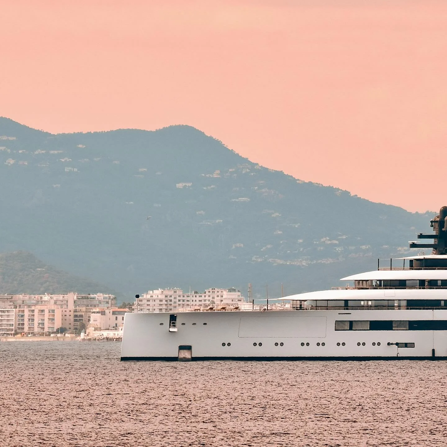 There&rsquo;s a 🚁 in this picture. Can you spot it?

02 October 2025 / Motor Yacht Pi(100m) by @feadship 

#pi #sunrise #helicopter #sunset #antibes #starbucks #coffee #cafe #beach #superyacht #yacht #juanlespins #cotedazur #sun #photography #design
