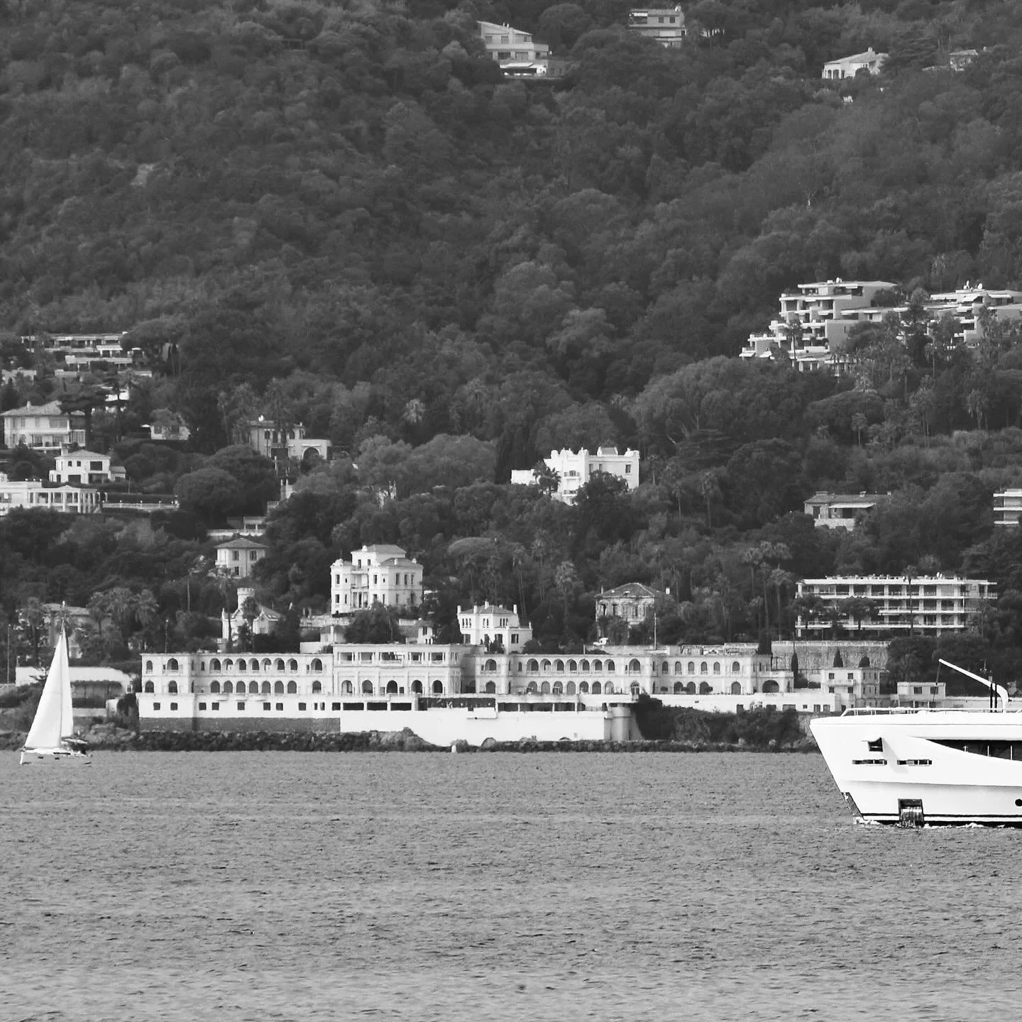 Ch&acirc;teau de l&rsquo;Horizon x Lumiere.

04 October 2025 / Motor Yacht Lumiere(50m) by @benettiyachts 

#lumiere #chateau #chateaudelhorizon #architecture #sunrise #sunset #antibes #villa #beach #superyacht #yacht #juanlespins #cotedazur #sun #ph