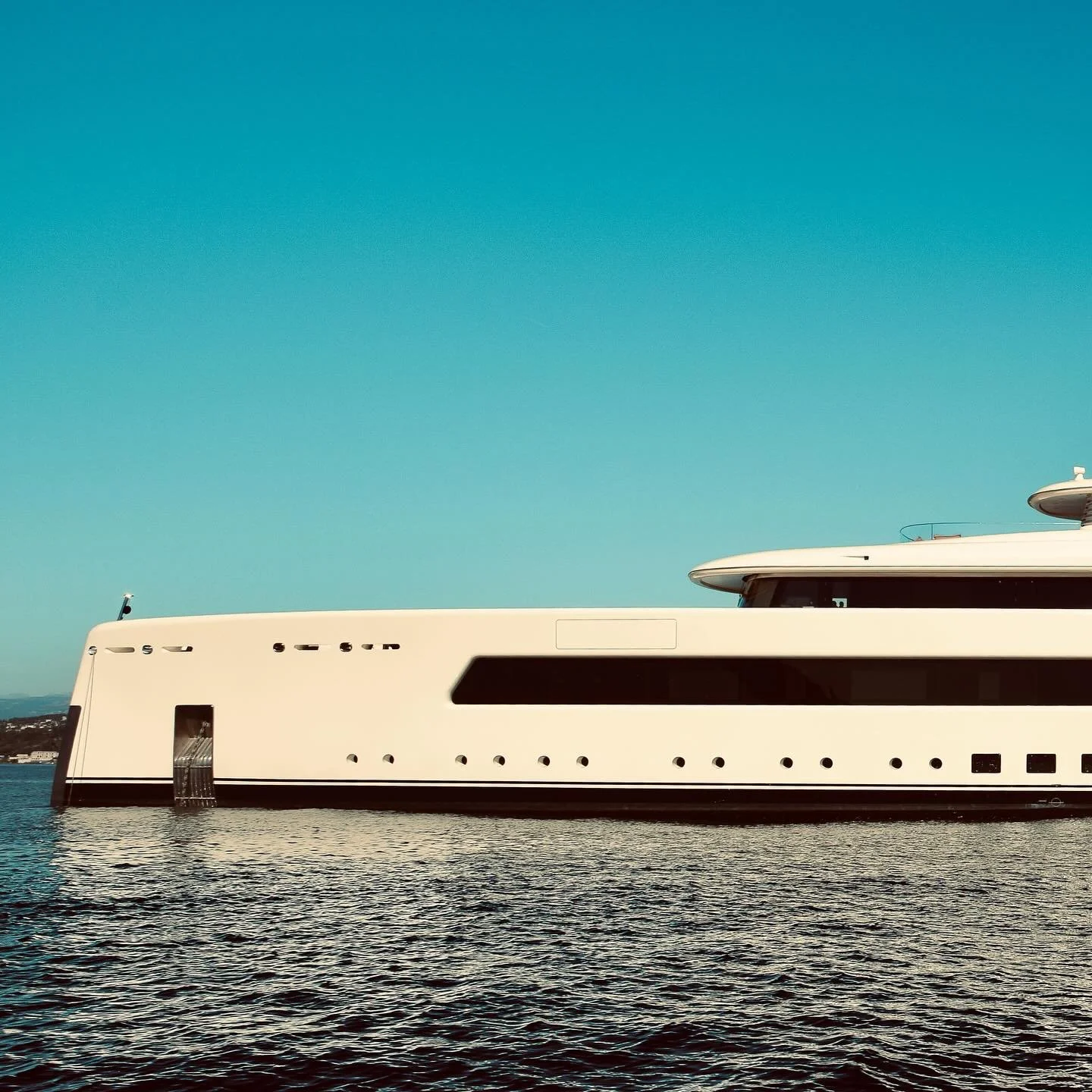Sibelle + Tender.

10 October 2025 / Motor Yacht Sibelle(67.40m) by @feadship 

#sibelle #sunset #antibes #weekend #cannes #beach #superyacht #yacht #juanlespins #cotedazur #sun #photography #design #ocean #sea #luxury #luxurylifestyle #photo #travel