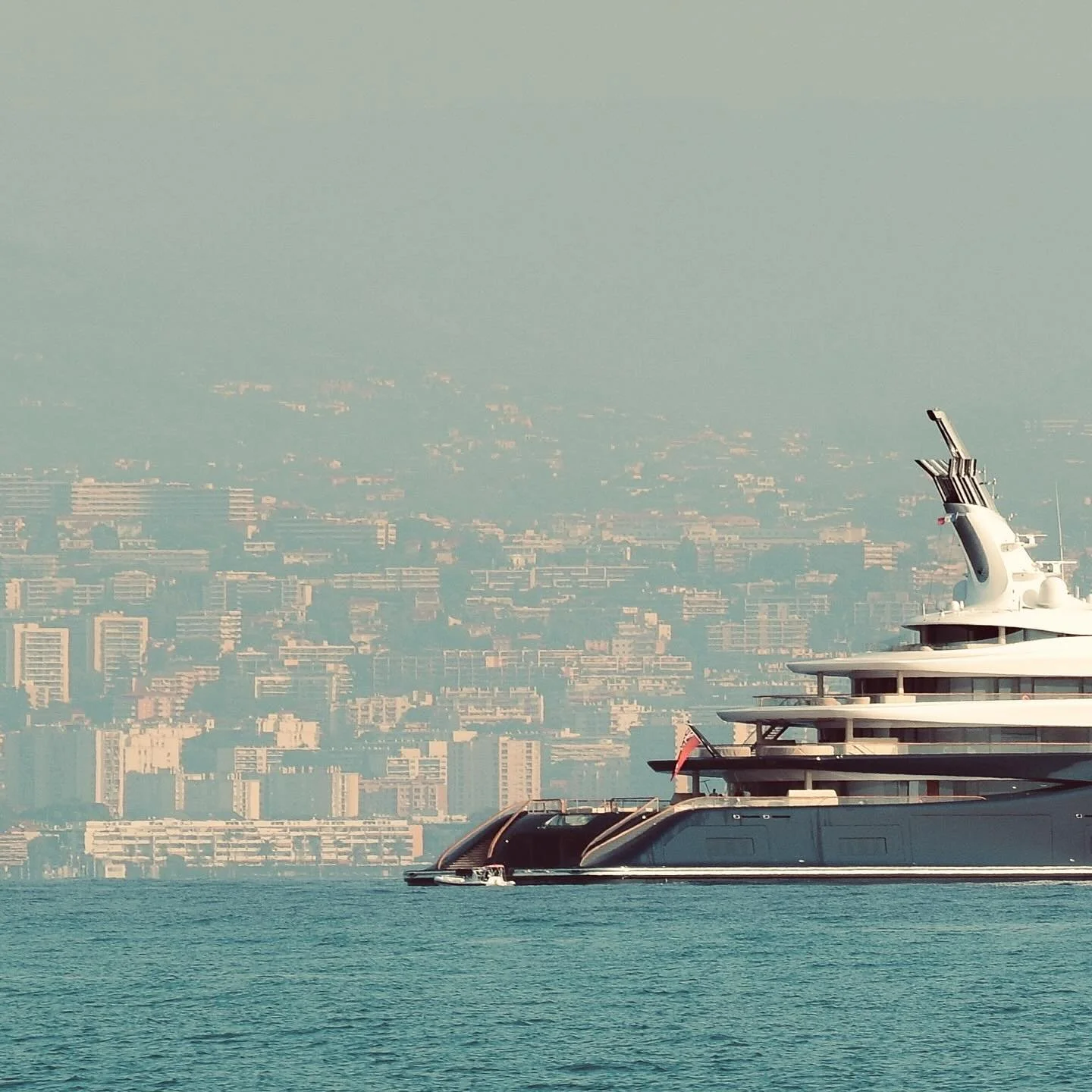 Breakthrough x Nice Skyline.

15 October 2025 / Motor Yacht Breakthrough(118.8m) by @feadship 

#breakthrough #sunrise #sunset #hydrogen #beach #superyacht #yacht #antibes #juanlespins #nice #cotedazur #sun #photography #design #ocean #sea #luxury #l
