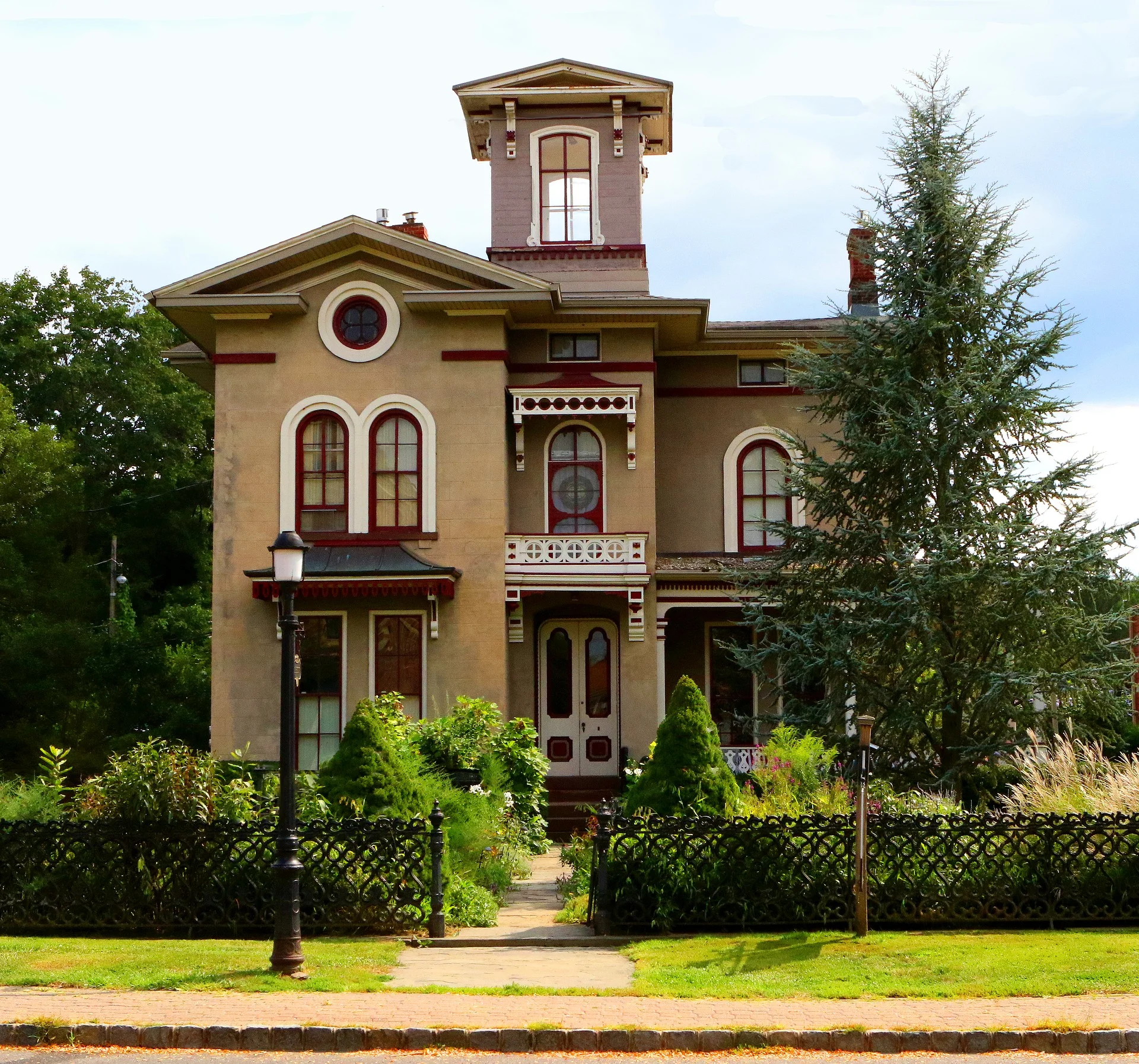 house-2412077_1920.jpg