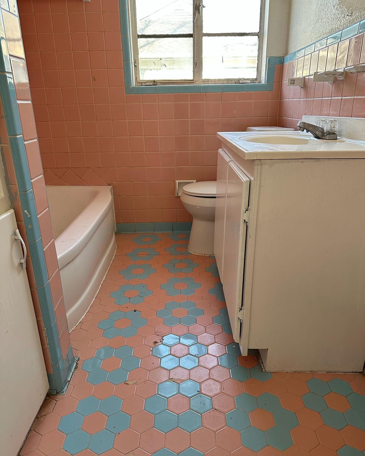 The most adorable #vintageoriginalbathroom with @emilyruthcannonrealtor