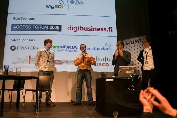 Kuvassa Slushin perustajat ensimmäisessä Slushissa. Vasemmalta oikealle: Kai Lemmetty, Peter Vesterbacka, Ville Vesterinen ja Helene Auramo.