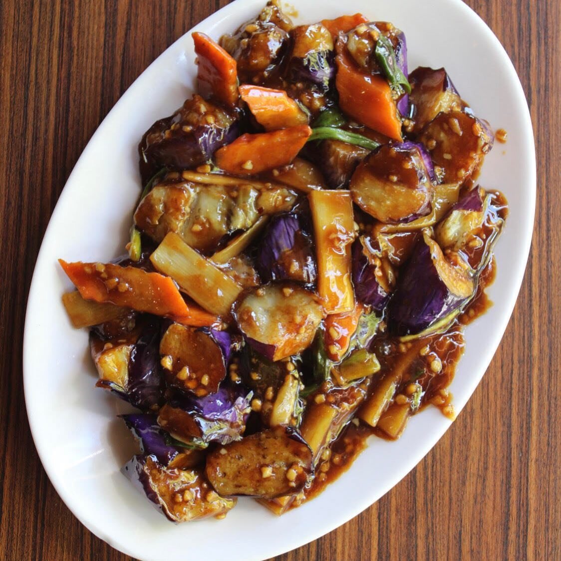 You gotta nourish to flourish so why don&rsquo;t you make your lunch time a little &ldquo;me time&rdquo; with your House Of Lu fave! #mariettasquare #houseoflumarietta #chineseeggplant #garlicsauce