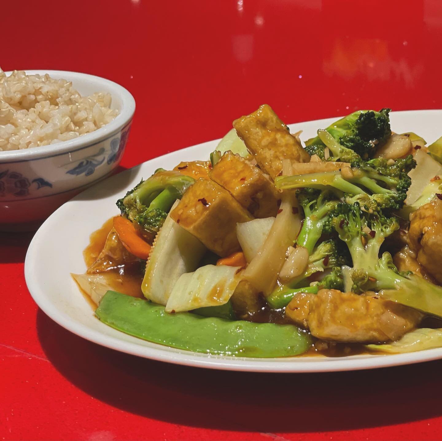 Looking for a place for your upcoming lunch hour date? Surprise your food-coma-partner-in-crime and come on over to ours. We recommend our Hunan Vegetables &amp; Tofu! 🥢 ✨ #houseoflumarietta #mariettasquare