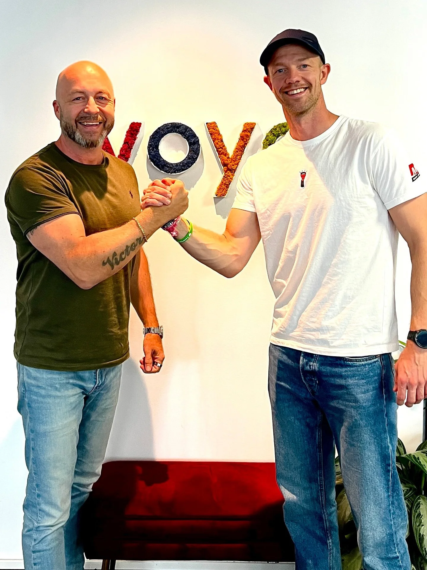 Kraft + kraft = MOT 💪🏻&hearts;️ Veldig hyggelig og inspirerende m&oslash;te med MOT-ambassad&oslash;r Peter Orry Larsen i dag 🥰 God alene - BEST SAMMEN 🧡🩵