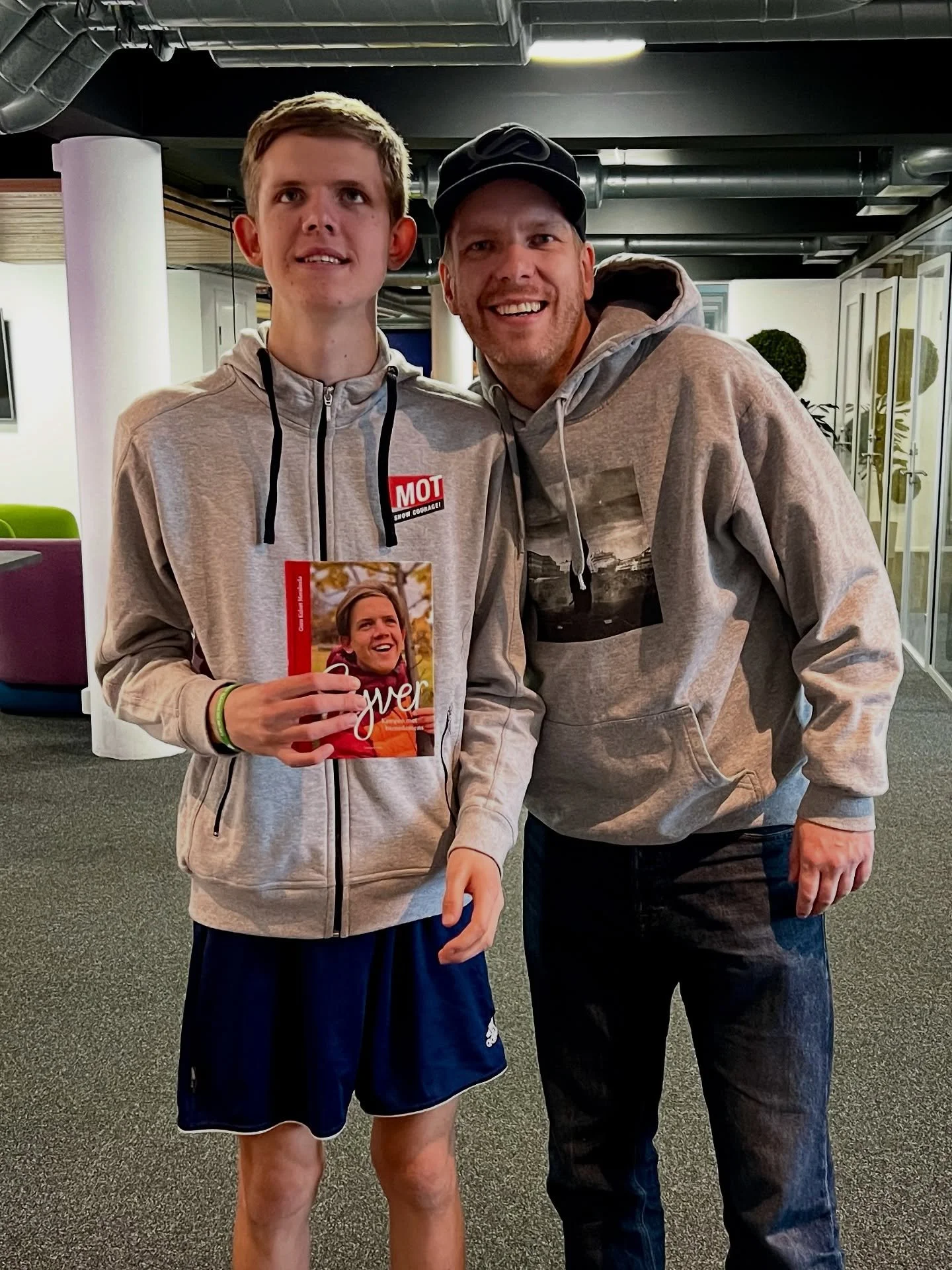 I dag har v&aring;r alles kj&aelig;re Syver boklansering! 💜🥳 Vi har kj&oslash;pt boken og oppfordrer ALLE til &aring; gj&oslash;re det samme. En perfekt julegave, enten det er til familie, kolleger eller gode venner 🥰 

Boken kan bestilles p&aring