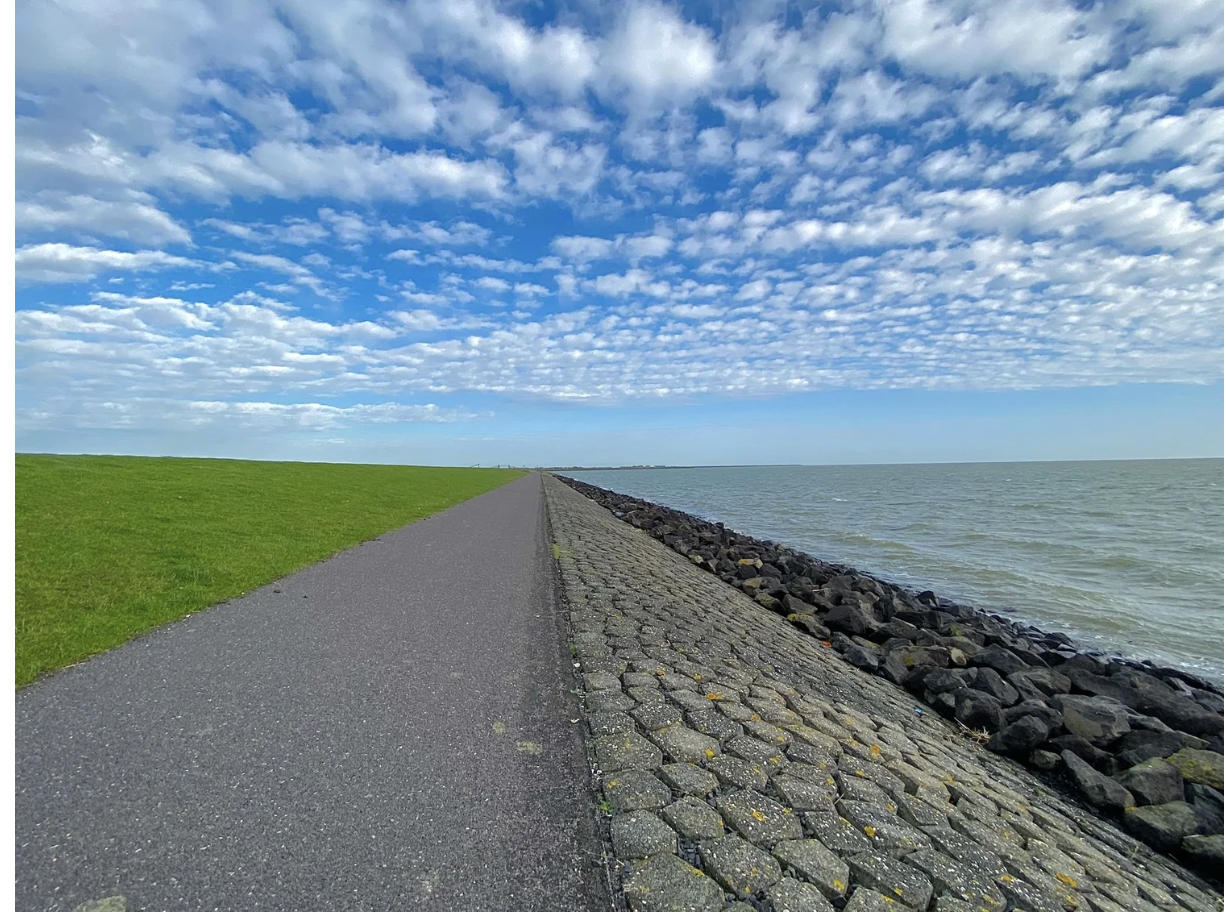 netherlands yoga retreat view of beach next to grassy path