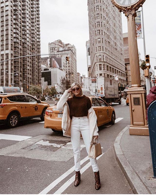 Nyc taxis have always played a part in nyc fashion culture. Click the link in our bio to download our app and request your first ride. 👉 @waavenyc [oic by @emily_luciano ]