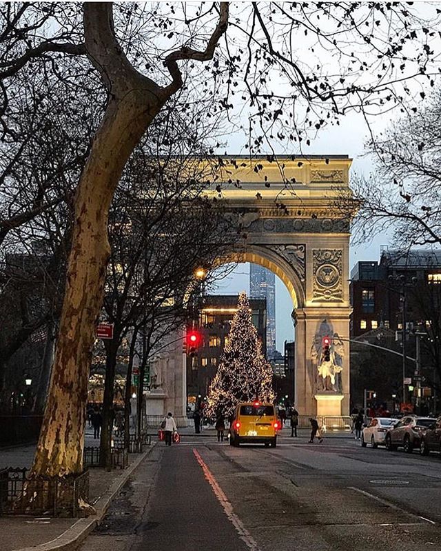 Feeling the New York  holiday spirit ? We sure are. Ride safely to your destination in New York style. Click the link in our bio to hail an nyc cab from your phone. 👉 @waavenyc [pic by @alexandrabloom_nyc