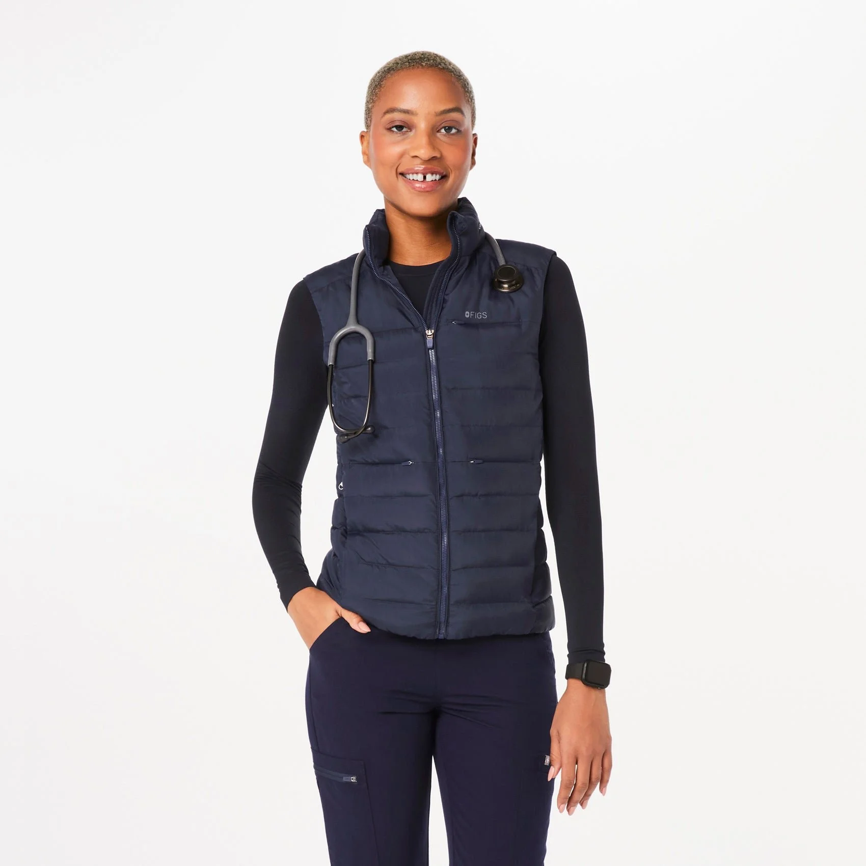 Q1_2023_12_NAVY_PACKABLEPUFFERVEST_W_DEJA_1565.jpg
