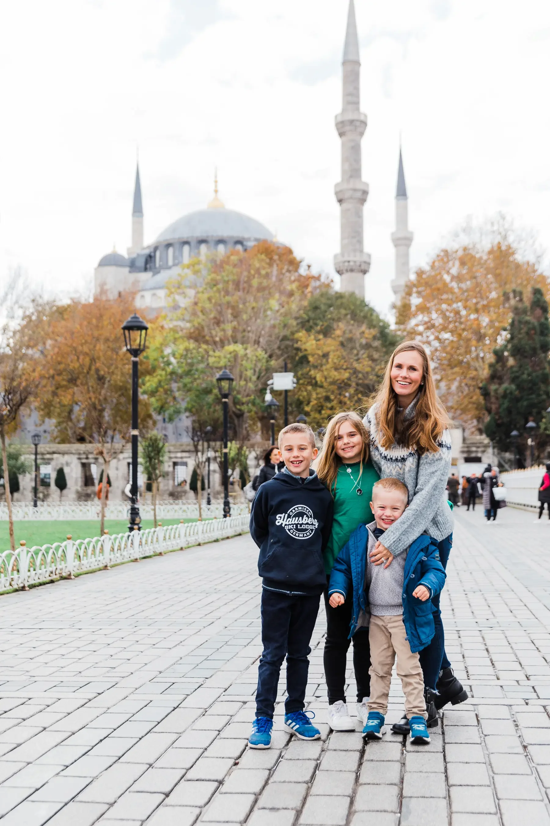 Mother with three children in front of the Blue Mosque in Istanbul, Türkiye