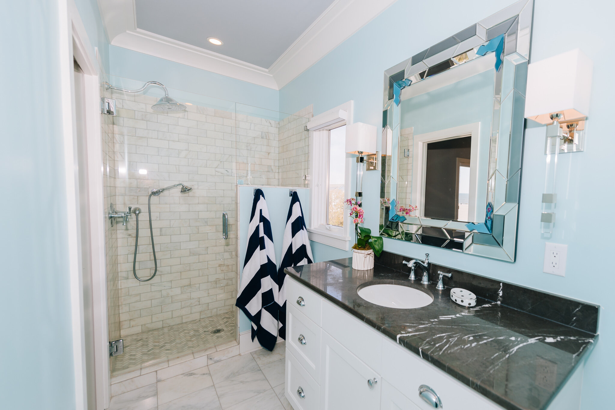 Dwell-Chic-Bright-Coastal-Home-Blue-Bathroom.jpg