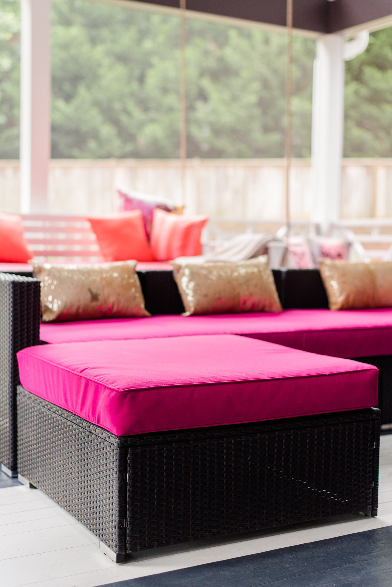 Dwell-Chic-Contemporary-Vibrant-Outdoor-Porch-Outdoor-Sofa-Details.jpg