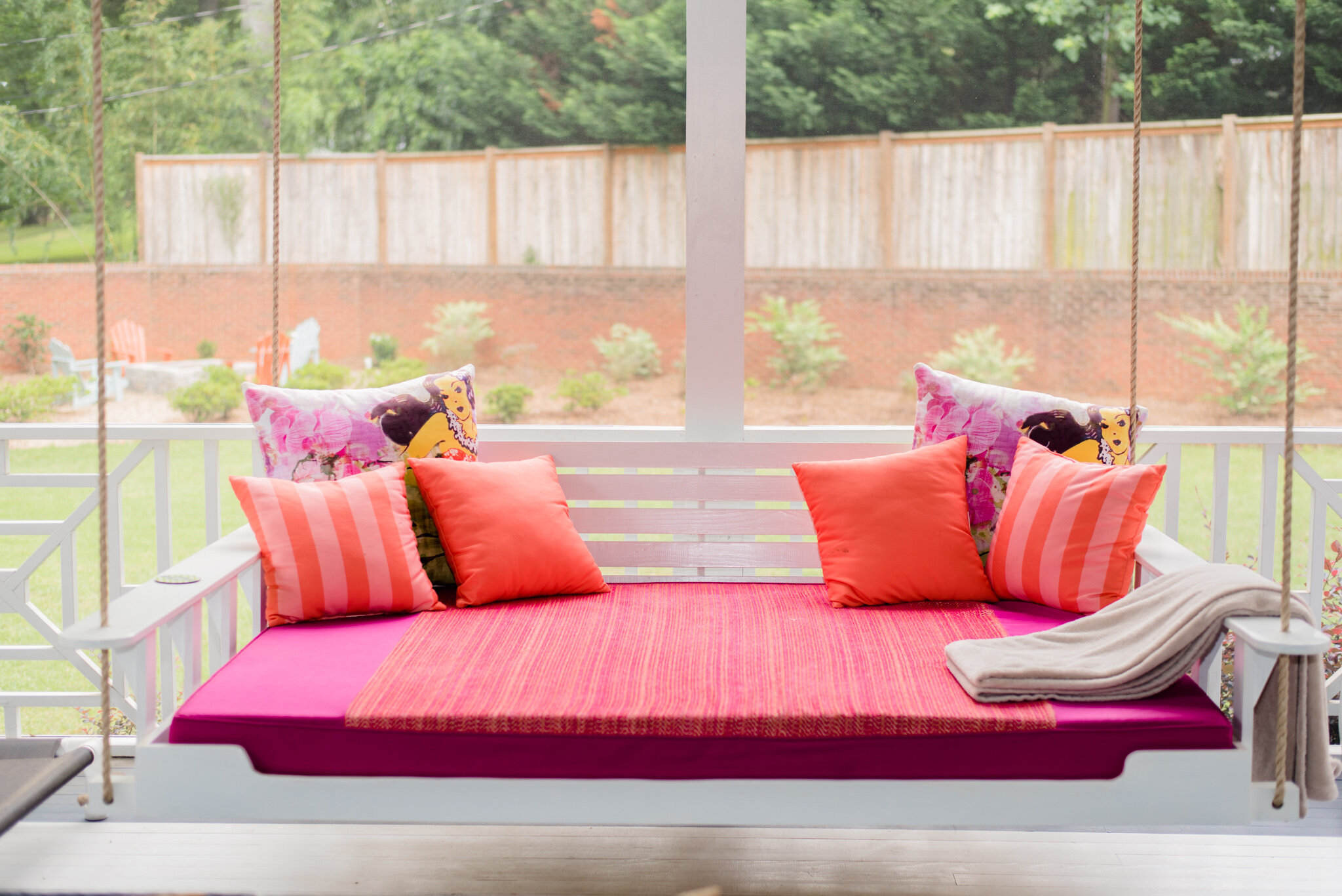 Dwell-Chic-Contemporary-Vibrant-Outdoor-Porch-Swing.jpg