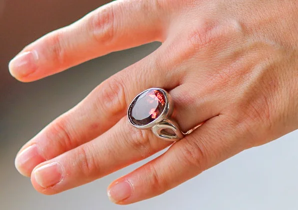 Oval Cut with Thick Oval Design Band Setting, 16.13 