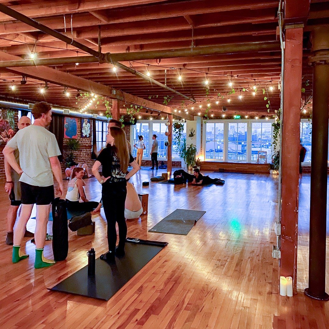 My daily dose of cozy yoga vibez.

***SWIPE FOR IMMACULATE YOGA STUDIO VIBEZ***

Who wouldn't want to do yoga in a studio overlooking the entire city?

Ya'll know I love a cozy space so when I saw photos of this studio, I knew I had to visit. This st