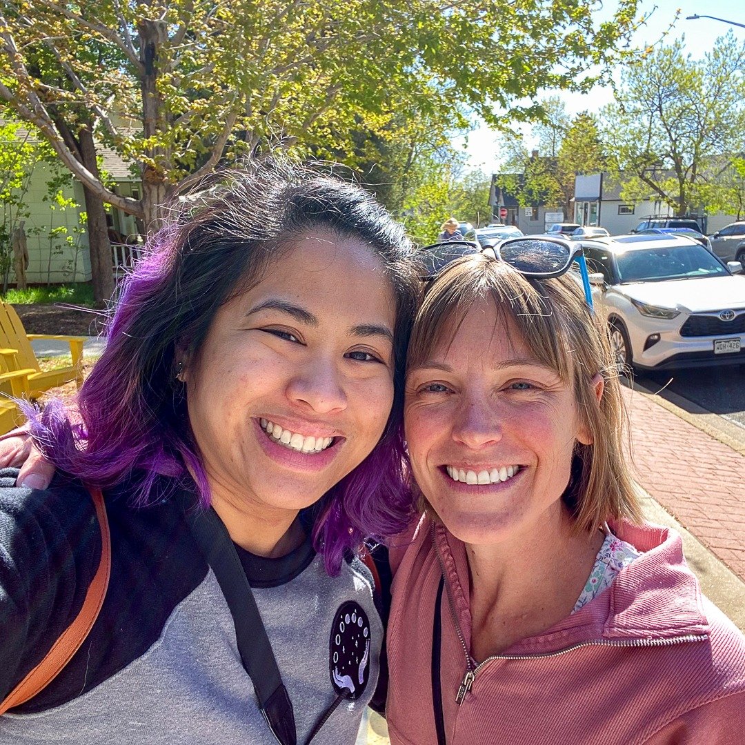 I love it when internet friends become real friends. 🥰🥰🥰

***SWIPE FOR A MORNING WITH KRISTEN***

Kristen @kristen.eliz and I met through Instagram. We both have a love for all things slow and cozy: yin yoga, restorative yoga, sturdy and soft bols