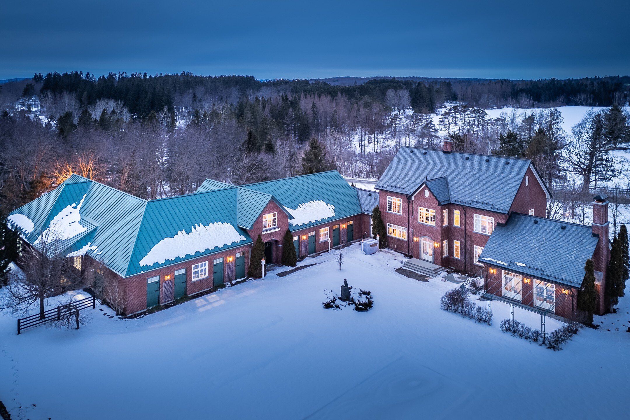 De temps en temps, une propri&eacute;t&eacute; est disponible &agrave; l'achat et laisse sans voix. C'est certainement le cas de celle-ci. Construite entre 2001 et 2004, cette maison de style manoir &agrave; deux &eacute;tages offre plus de 6 700 m&s