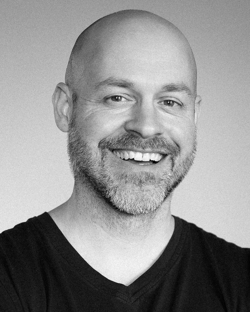 Portrait vertical du photographe québécois Yanick Déry