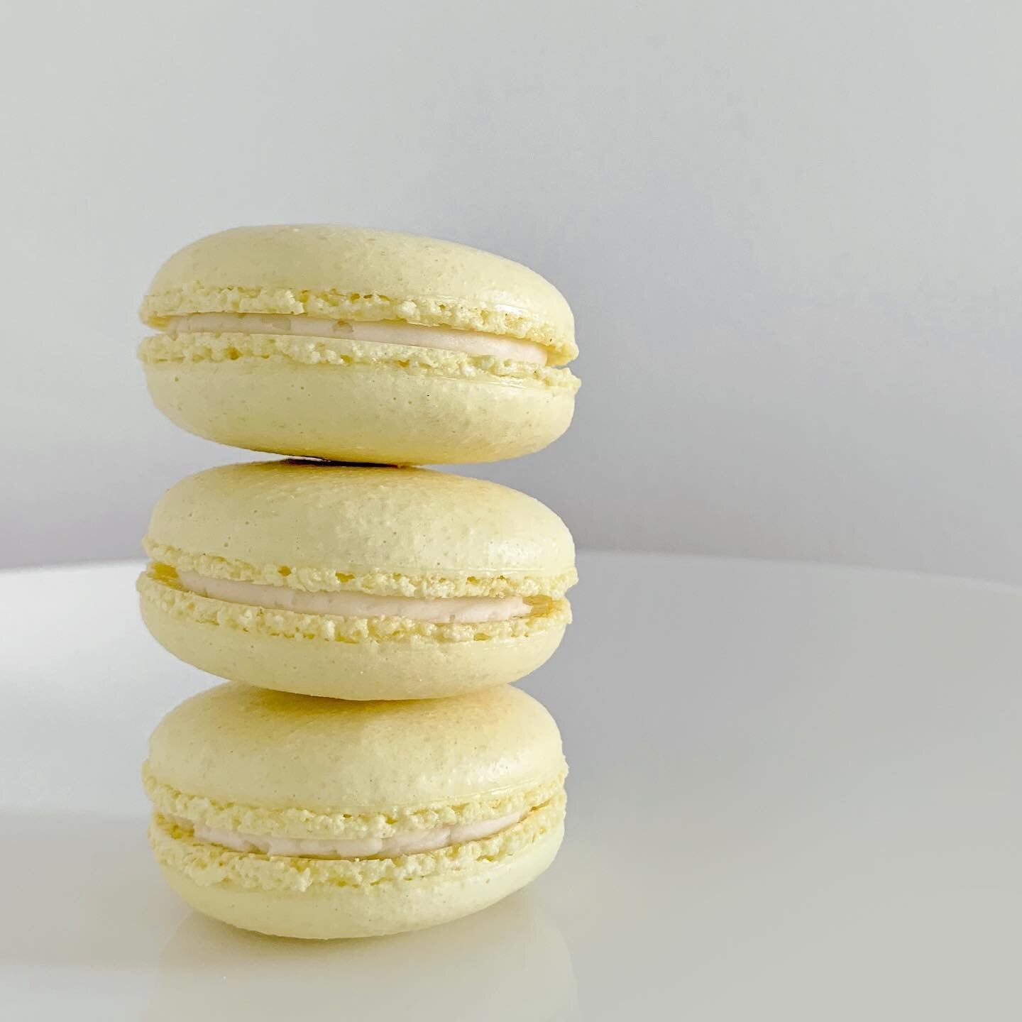 classic shells x lemon elderflower buttercream
.
.
We could all use a little bit of sunshine right now, so here are some sunny, lemony, elderflowery yellow macarons. This very snowy and cold winter is beginning to overstay its welcome here in Chicago