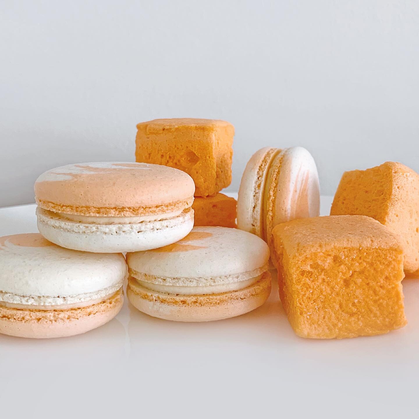 [GIVEAWAY] It&rsquo;s officially creamsicle season!! (That&rsquo;s a thing, right?!) So @xo.marshmallow and I teamed up to bring you some orangey vanilla-y goodness! One winner will snag a dozen creamsicle macarons and a dozen creamsicle marshmallows