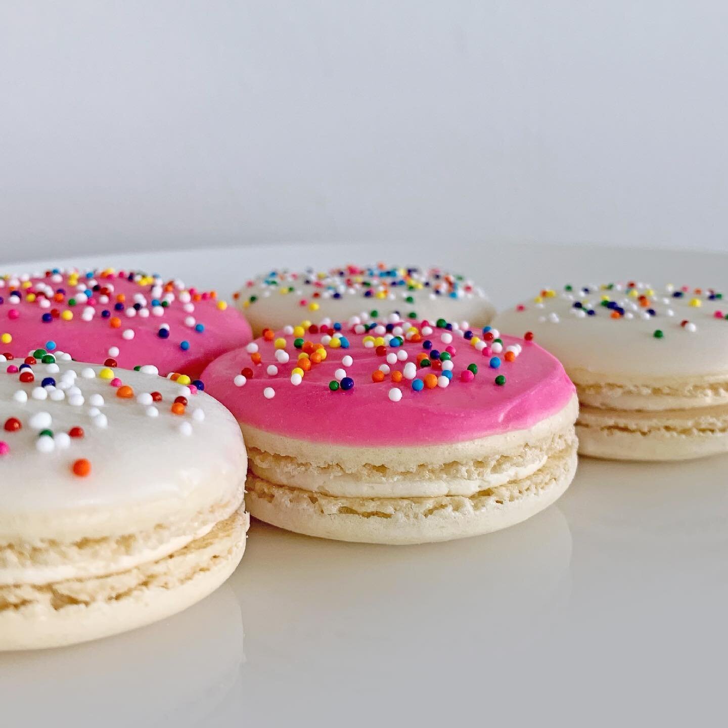 animal cracker shells x vanilla buttercream + white chocolate top with sprinkles 
.
.
These macs were based on the circus animal cookies that we all grew up shoveling into our mouths. But after a little hiccup with using the wrong type of food colori
