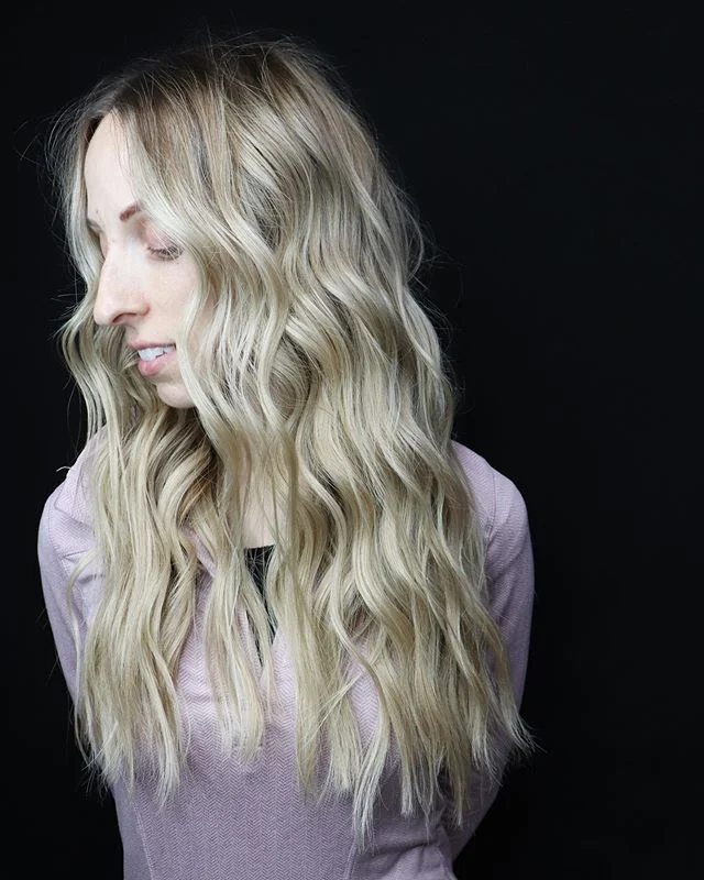 💥 Still currently dying over this @covetandmane transformation. 🤭😍 || we&rsquo;ve been talking about adding length+volume since I started doing extensions || was so overly excited when i got the text to finally make her install appointment || she 