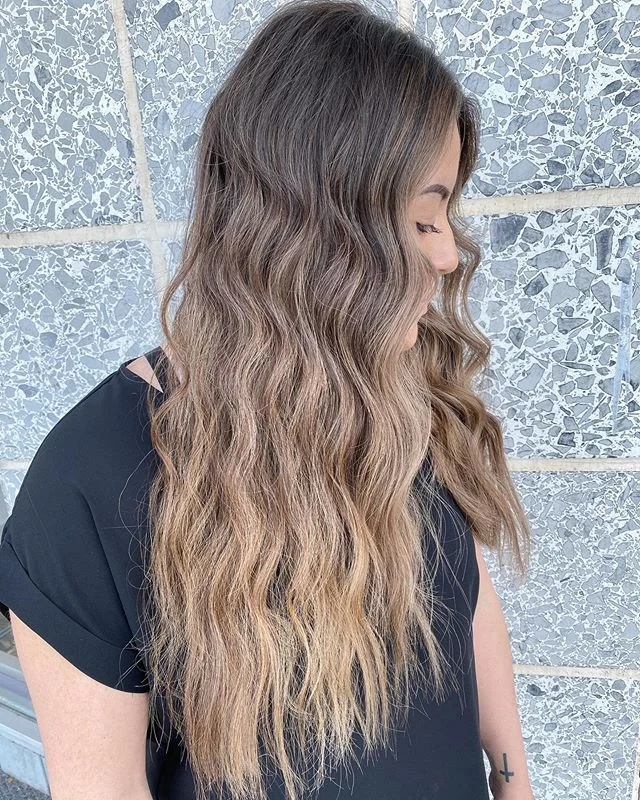 Playing with a new deep waver and mixing it with 1 inch beach waves to try out a new texture with extra volume that looks super natural :) oh and this beautiful color