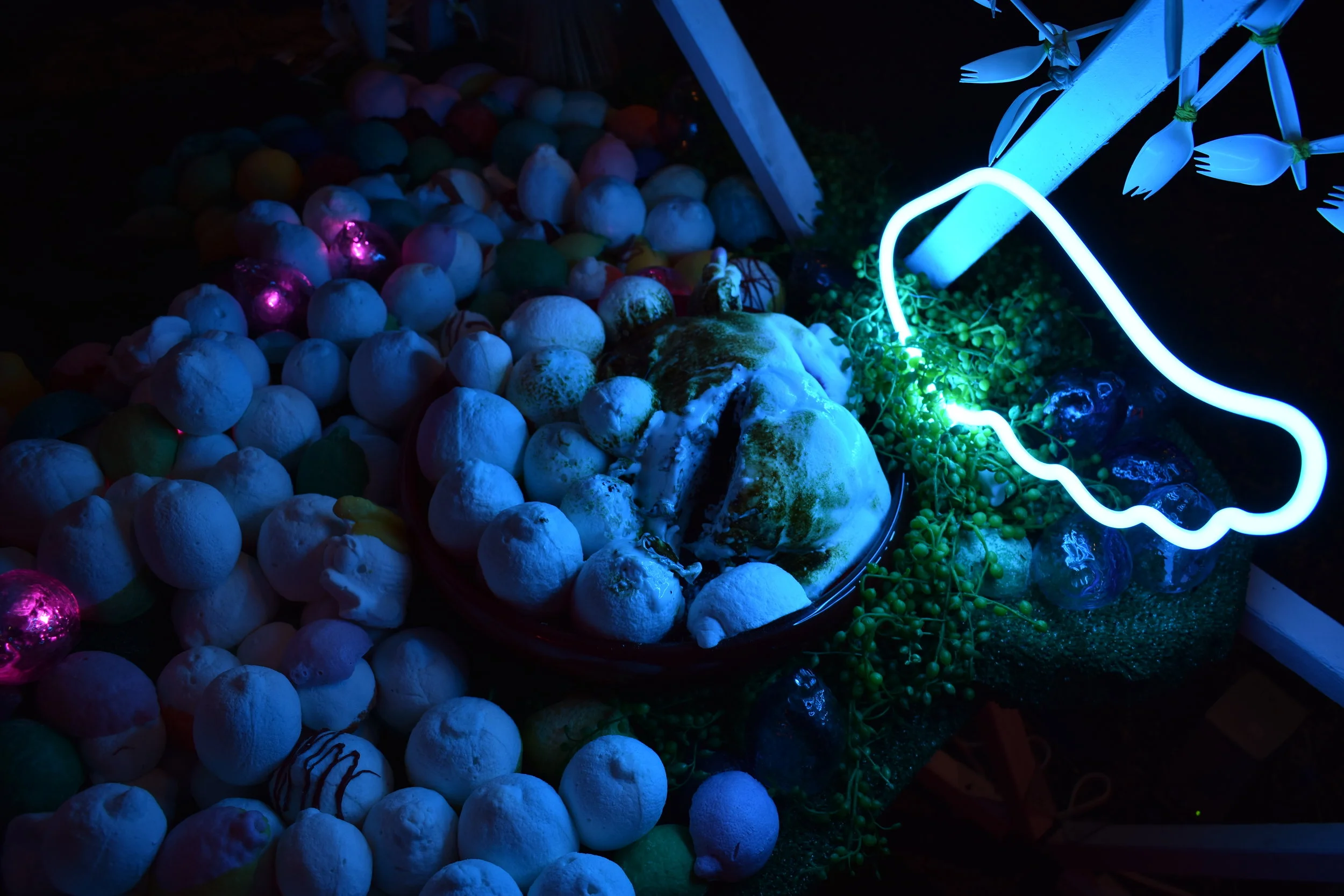  Marsmallow Chicken with Red Velvet Cake Stomach and Neon Wing 