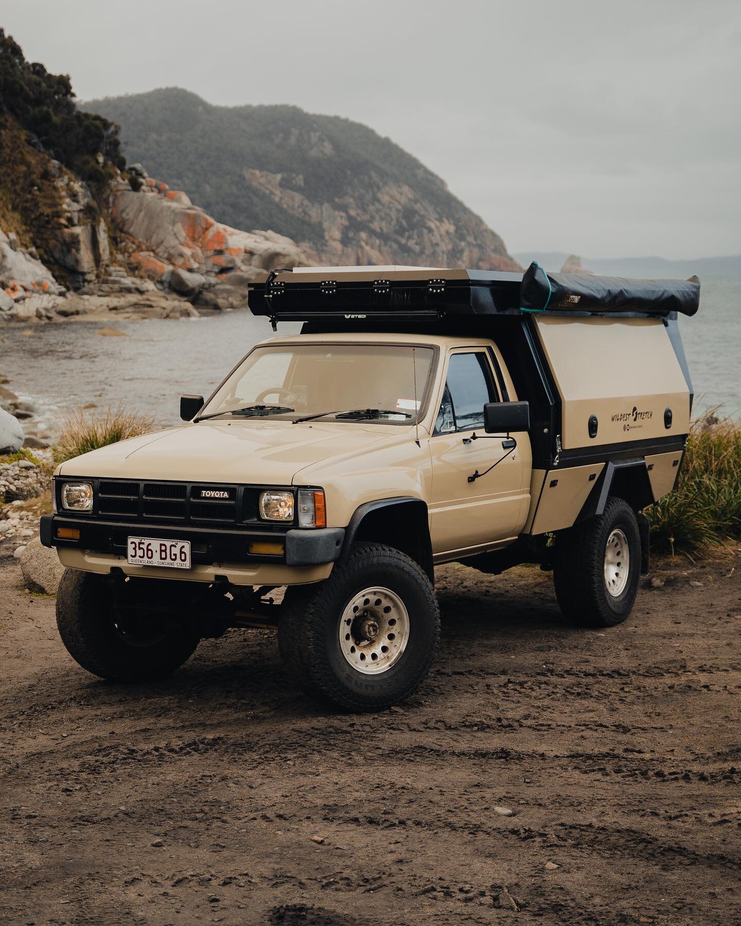 Sundays with Liam + Tara&rsquo;s 1986 NY67 Toyota Hilux, built for fulltime travel around Australia. Head over to the website to check it out. 📸 @wildest.stretch 

#toyota #toyotahilux4x4 #hilux #holden #4x4 #4wd #camping #aus #classiccars #sunday