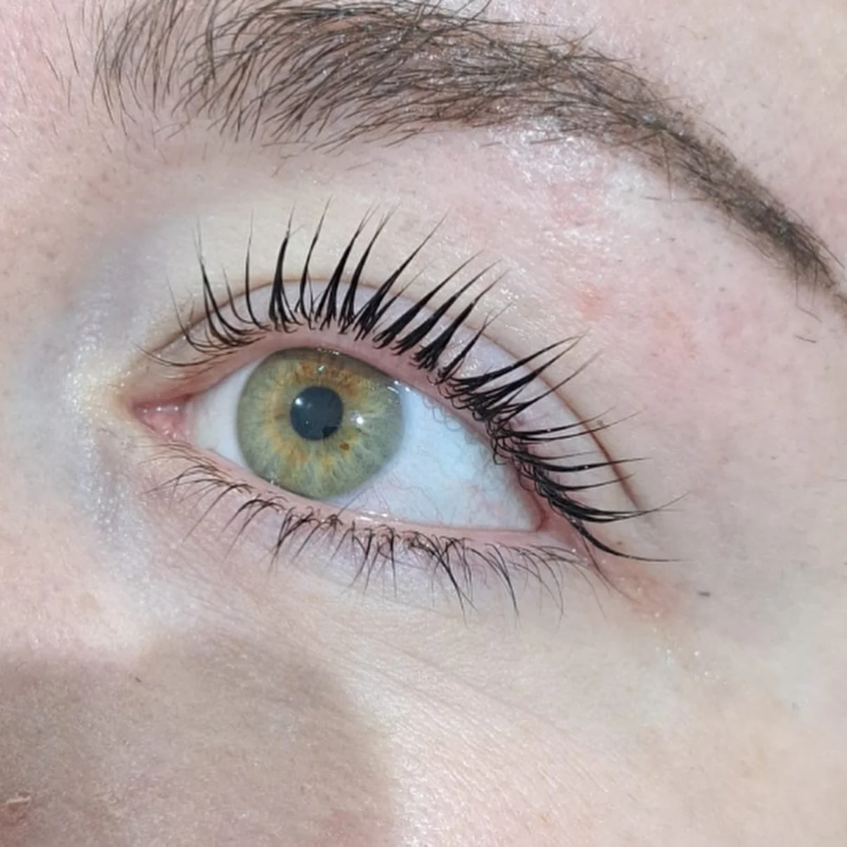 Why choose a Lash Lift &amp; Tint? ✨

&bull; Enhances your natural lashes &ndash; no extensions needed
&bull; Creates a longer, fuller, lifted look
&bull; Darkens lashes for a mascara-effect without makeup
&bull; Low maintenance &ndash; perfect for b