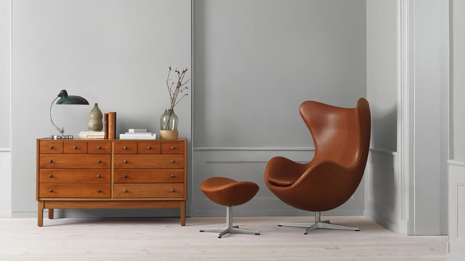 Egg chair by Arne Jacabson - photo Skandium