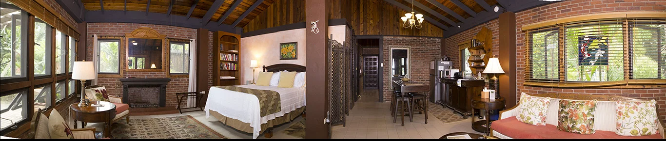 Una panorámica de nuestra villa, con dos camas Queen, una chimenea, dos hamacas Mayas y una hermosa vista del Caribe; Nos encantaría ser sus anfitriones para su próxima escapada romántica.