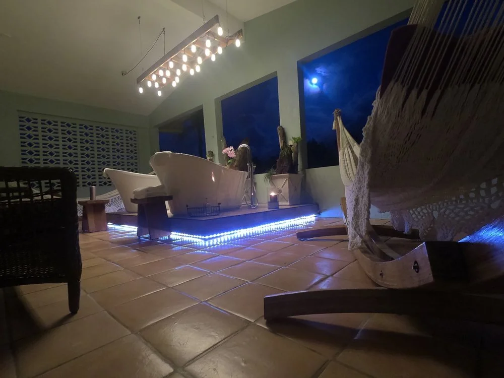 Disfrute de una velada romántica en el balcón privado de la ‘The Jungle Suite’