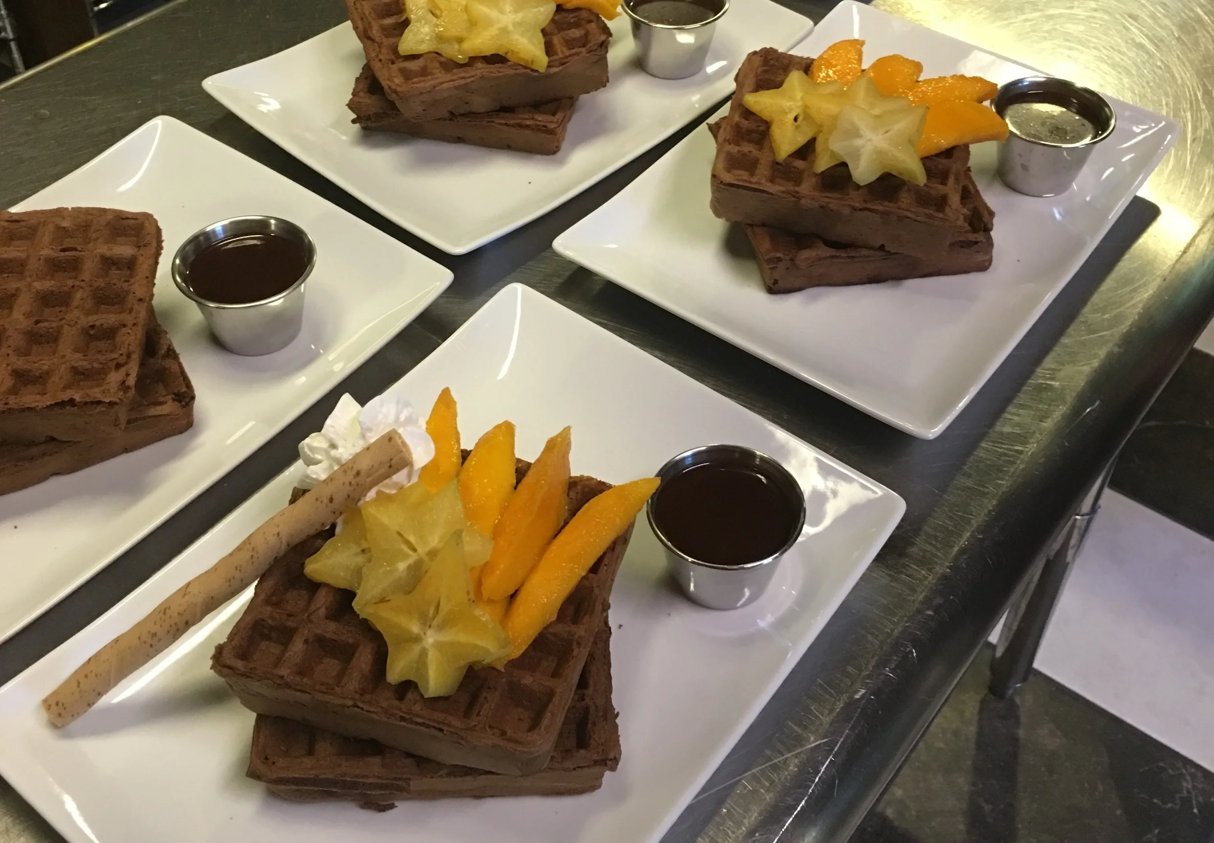 NUESTRAS MALAS FAMOSAS DE CHOCOLATE CON JARABE DE MOCHA, ESTA VEZ SUPERADA CON STARFRUIT CRECIDO EN EL HOGAR