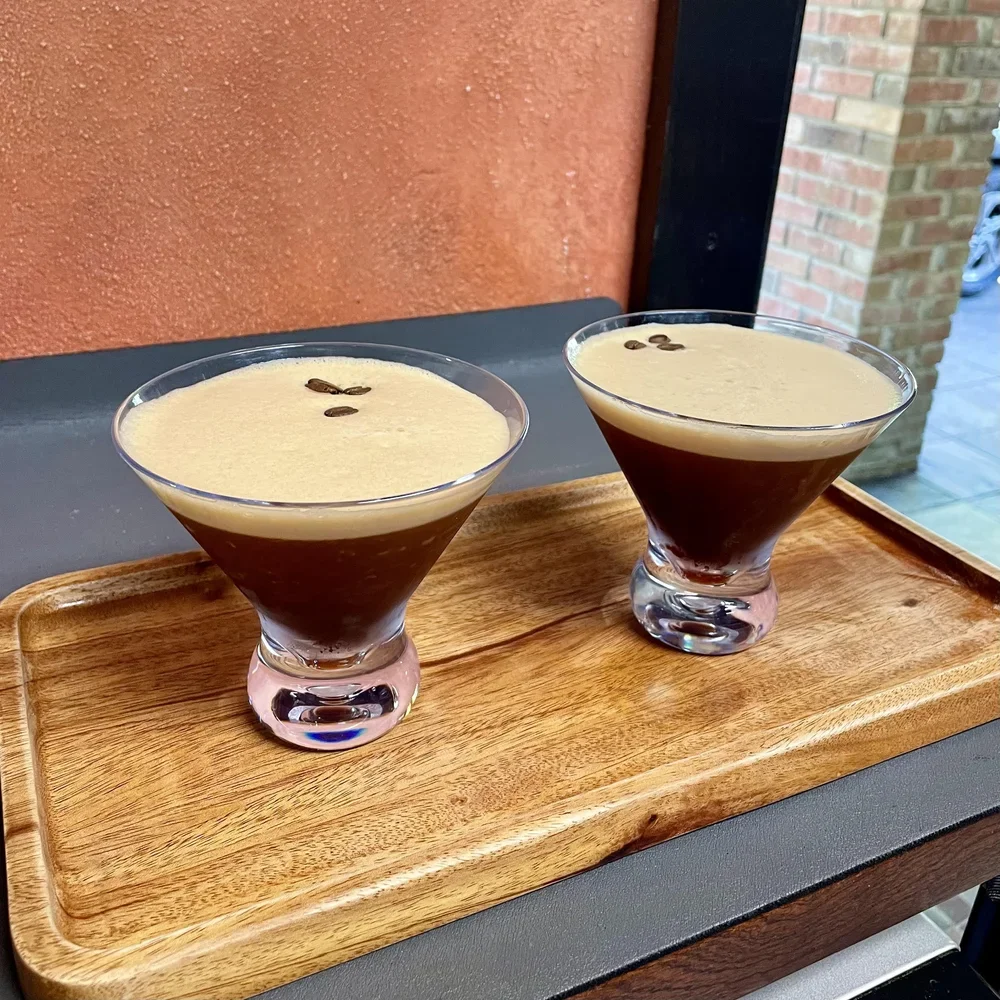  ESPRESSO MARTINIS SERVIDOS PARA EL DESAYUNO DEL DOMINGO.