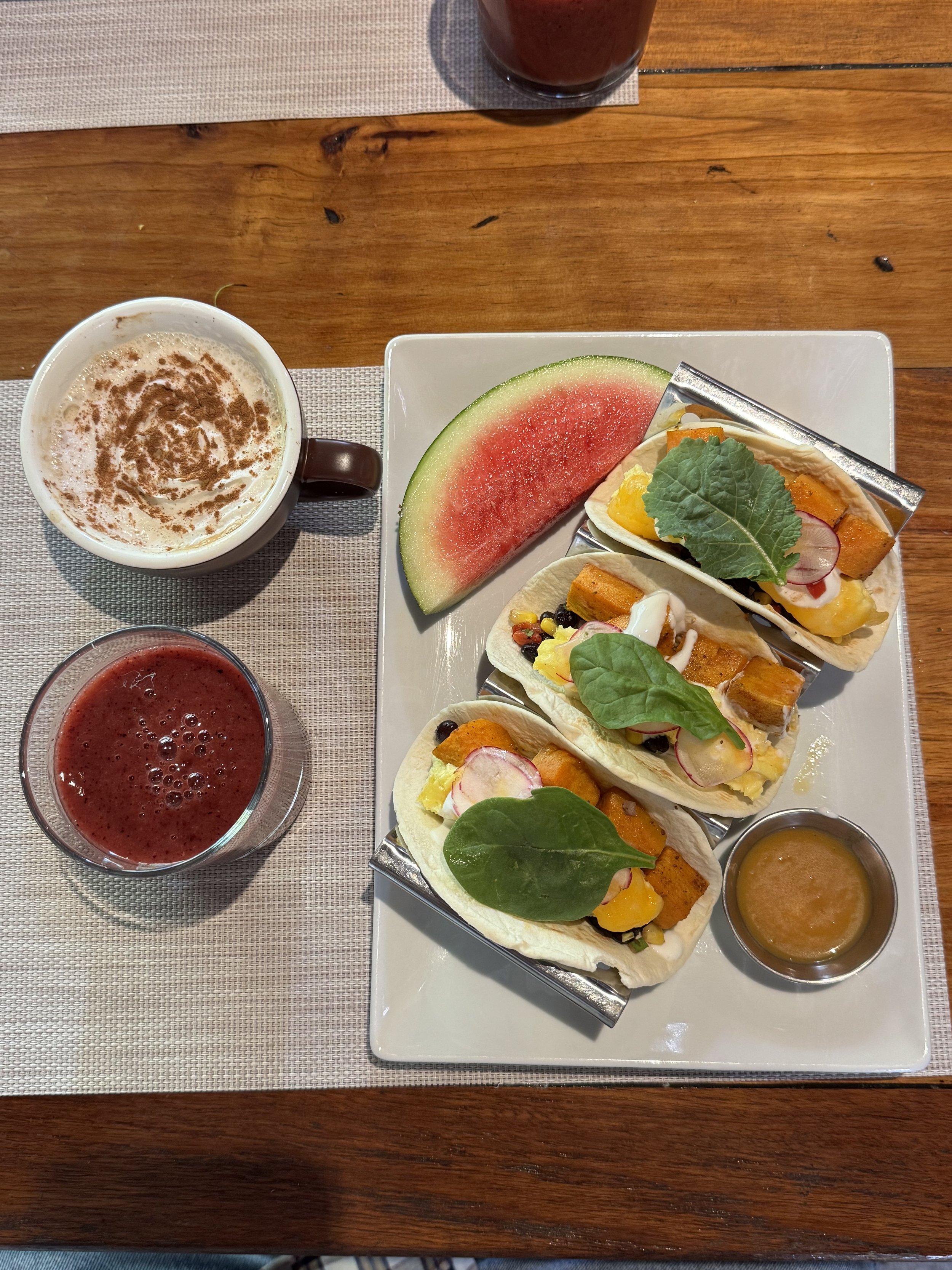 TACOS CON HUEVOS REVUELTOS, BATATAS, ENSALADA DE ELOTE ACOMPAÑADOS CON FRUTA Y LICUADO DEL DIA