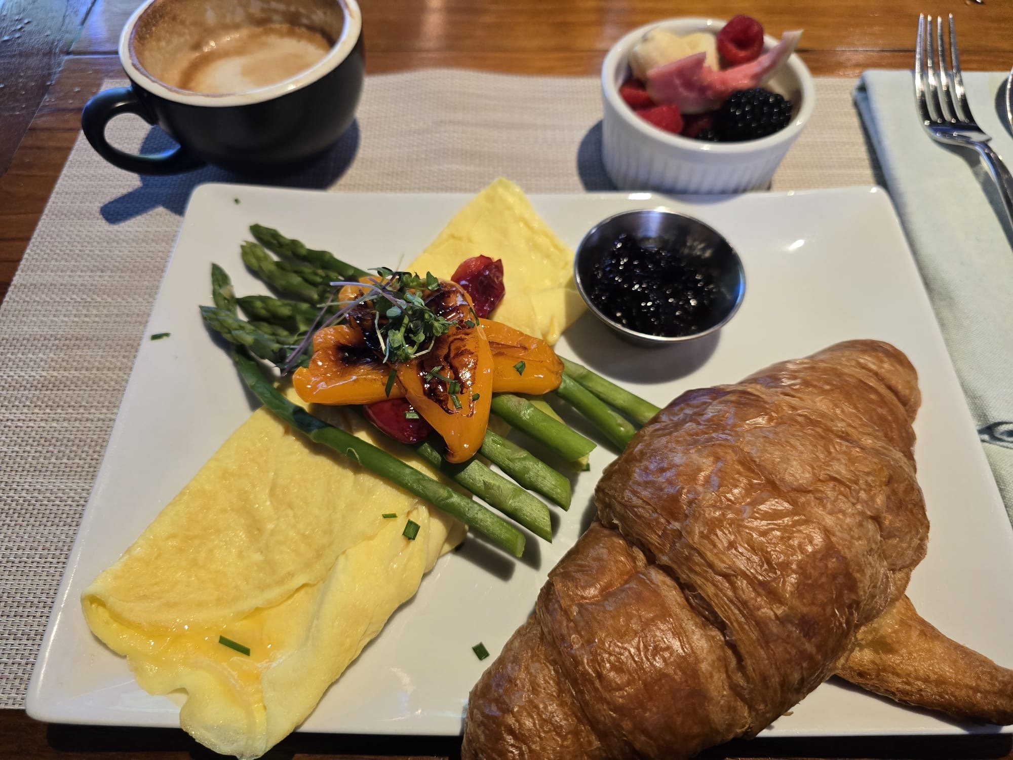 OMELETTE DE QUESO PARMESANO CON ASPARRAGO Y PIMIENTOS DULCES ACOMPAÑADOS POR UN CROISSANT Y MERMELADA DE FRUTOS ROJOS