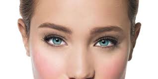 All Bobbi Brown Make up artists are trained to do the simple classic eye. It always is a winner on absolutely everyone. Taupe shadow, tight black line, volumizing mascara.