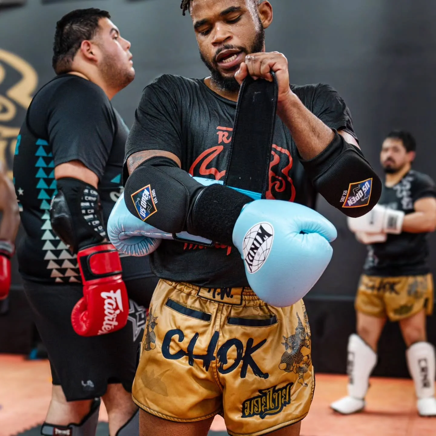 "CHOK" Shorts by Rojas Wear #RW
Built for those who don&rsquo;t hesitate.

New Rojas Wear shorts drop!
Signature pockets. Premium feel. Built for work.
Camel/Blue, Black/Gold, Carbon now in stock.
Pull up before they&rsquo;re gone.

Model 5