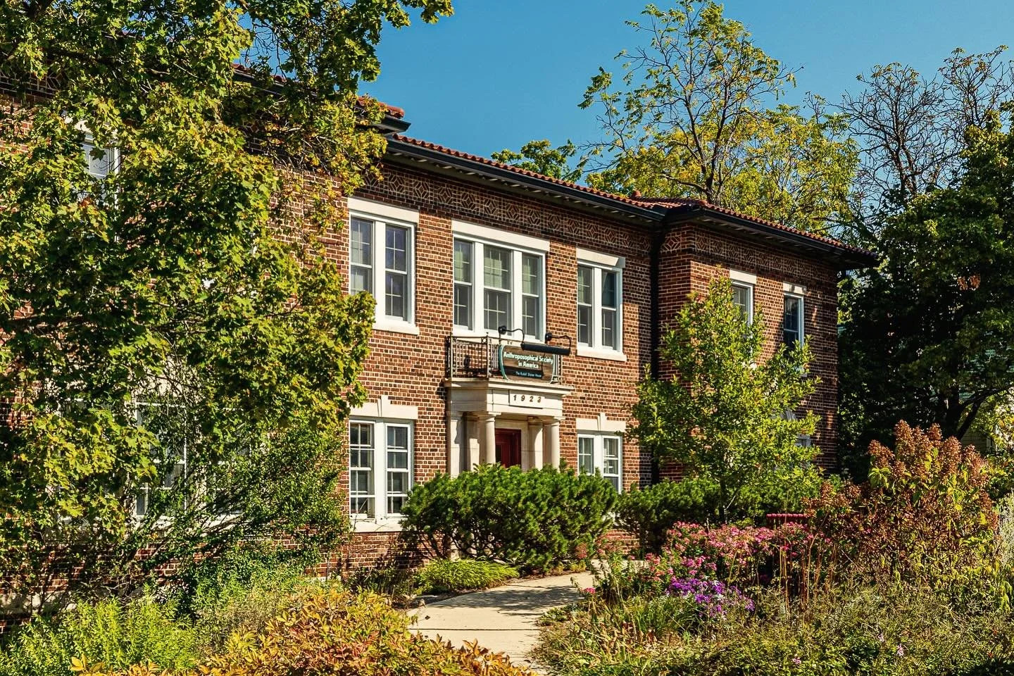 The Acacia House is FOR SALE at 1923 Geddes Ave. being listed exclusively through NOMA RES. First time to market in over 40 years! Originally built by the #freemasons for their fraternity in 1923, it has since been used by the #anthroposophicalsociet